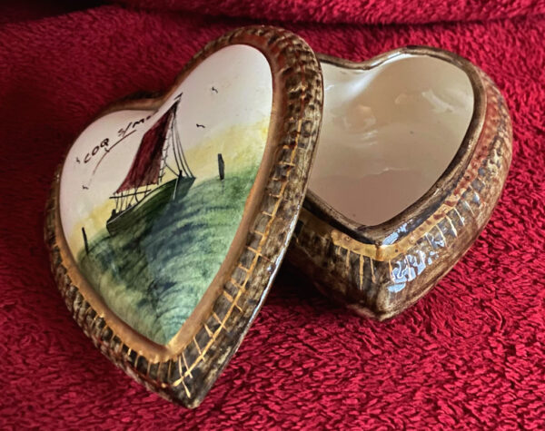 Prachtig hartvormig H. Bequet doosje met maritiem decor – Charming H. Bequet heart-shaped trinket box with maritime décor – mid-20th century