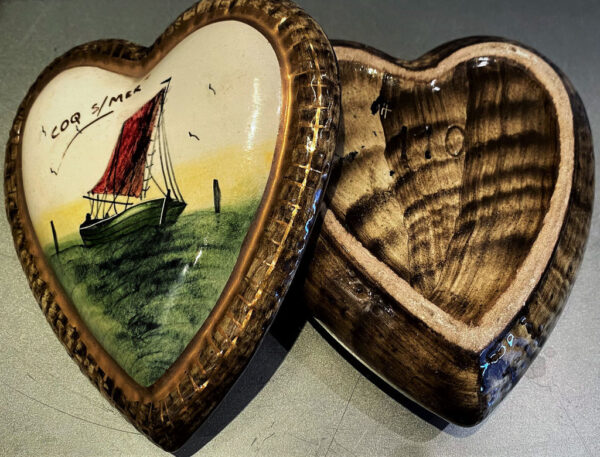 Prachtig hartvormig H. Bequet doosje met maritiem decor – Charming H. Bequet heart-shaped trinket box with maritime décor – mid-20th century