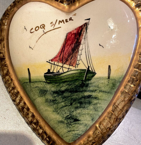 Prachtig hartvormig H. Bequet doosje met maritiem decor – Charming H. Bequet heart-shaped trinket box with maritime décor – mid-20th century