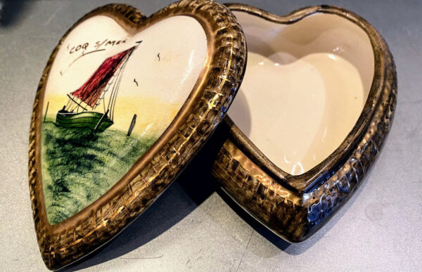 Prachtig hartvormig H. Bequet doosje met maritiem decor – Charming H. Bequet heart-shaped trinket box with maritime décor – mid-20th century
