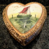 Prachtig hartvormig H. Bequet doosje met maritiem decor – Charming H. Bequet heart-shaped trinket box with maritime décor – mid-20th century