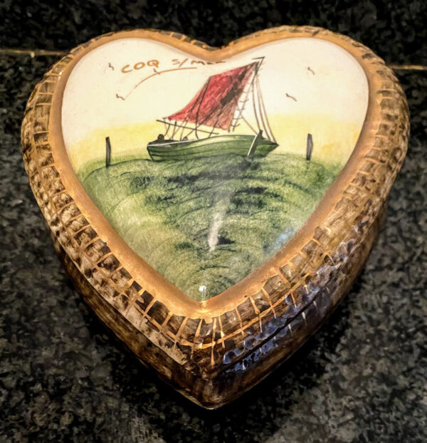 Prachtig hartvormig H. Bequet doosje met maritiem decor – Charming H. Bequet heart-shaped trinket box with maritime décor – mid-20th century