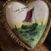 Prachtig hartvormig H. Bequet doosje met maritiem decor – Charming H. Bequet heart-shaped trinket box with maritime décor – mid-20th century