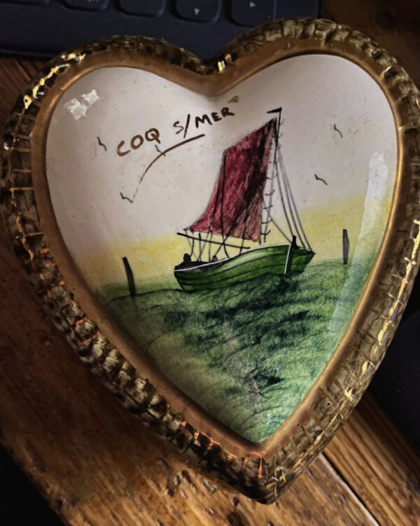 Prachtig hartvormig H. Bequet doosje met maritiem decor – Charming H. Bequet heart-shaped trinket box with maritime décor – mid-20th century