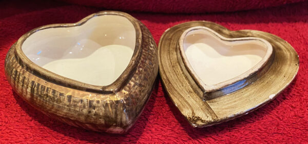 Prachtig hartvormig H. Bequet doosje met maritiem decor – Charming H. Bequet heart-shaped trinket box with maritime décor – mid-20th century