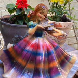 Vintage veelkleurig Santini beeldje van vioolspelend meisje – Charming Santini violin girl figurine – ca. 1930–1940