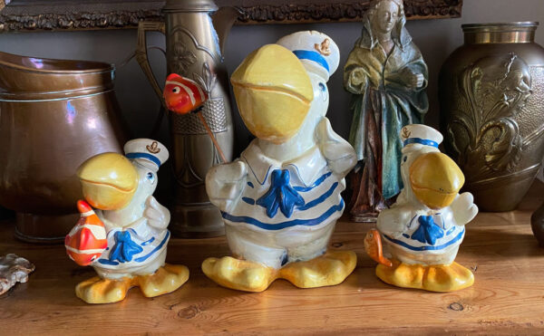 Prachtige handgeschilderde vissende pelikaanfamilie in matrozenpak – Charming hand-painted pelican family in sailor outfits – 20th C