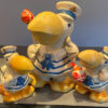 Prachtige handgeschilderde vissende pelikaanfamilie in matrozenpak – Charming hand-painted pelican family in sailor outfits – 20th C