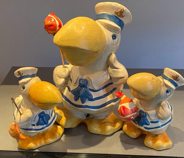 Prachtige handgeschilderde vissende pelikaanfamilie in matrozenpak – Charming hand-painted pelican family in sailor outfits – 20th C