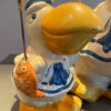 Prachtige handgeschilderde vissende pelikaanfamilie in matrozenpak – Charming hand-painted pelican family in sailor outfits – 20th C