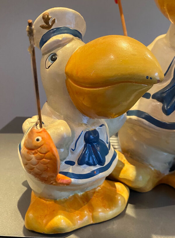 Prachtige handgeschilderde vissende pelikaanfamilie in matrozenpak – Charming hand-painted pelican family in sailor outfits – 20th C