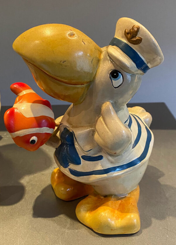 Prachtige handgeschilderde vissende pelikaanfamilie in matrozenpak – Charming hand-painted pelican family in sailor outfits – 20th C