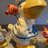 Prachtige handgeschilderde vissende pelikaanfamilie in matrozenpak – Charming hand-painted pelican family in sailor outfits – 20th C