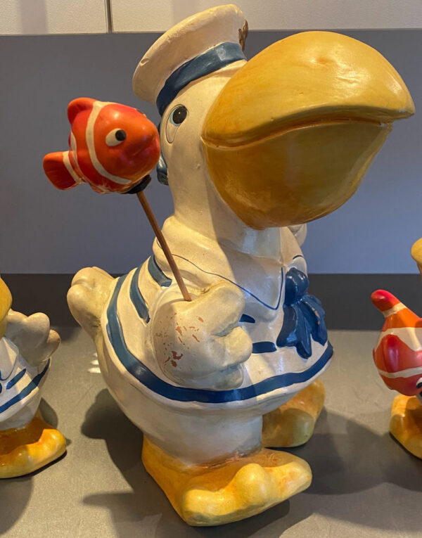Prachtige handgeschilderde vissende pelikaanfamilie in matrozenpak – Charming hand-painted pelican family in sailor outfits – 20th C
