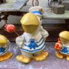 Prachtige handgeschilderde vissende pelikaanfamilie in matrozenpak – Charming hand-painted pelican family in sailor outfits – 20th C