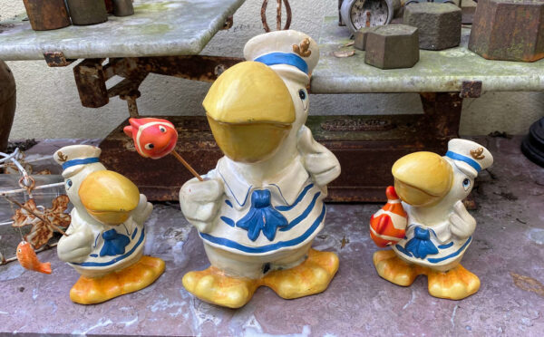 Prachtige handgeschilderde vissende pelikaanfamilie in matrozenpak – Charming hand-painted pelican family in sailor outfits – 20th C