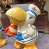 Prachtige handgeschilderde vissende pelikaanfamilie in matrozenpak – Charming hand-painted pelican family in sailor outfits – 20th C