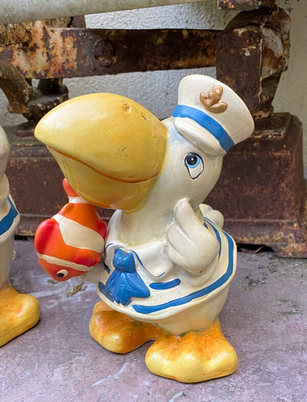 Prachtige handgeschilderde vissende pelikaanfamilie in matrozenpak – Charming hand-painted pelican family in sailor outfits – 20th C