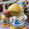 Prachtige handgeschilderde vissende pelikaanfamilie in matrozenpak – Charming hand-painted pelican family in sailor outfits – 20th C