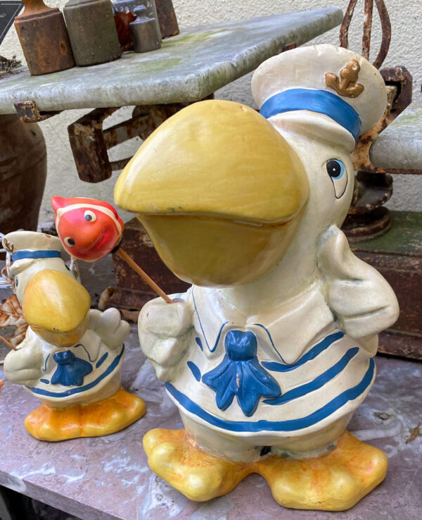 Prachtige handgeschilderde vissende pelikaanfamilie in matrozenpak – Charming hand-painted pelican family in sailor outfits – 20th C