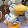 Prachtige handgeschilderde vissende pelikaanfamilie in matrozenpak – Charming hand-painted pelican family in sailor outfits – 20th C