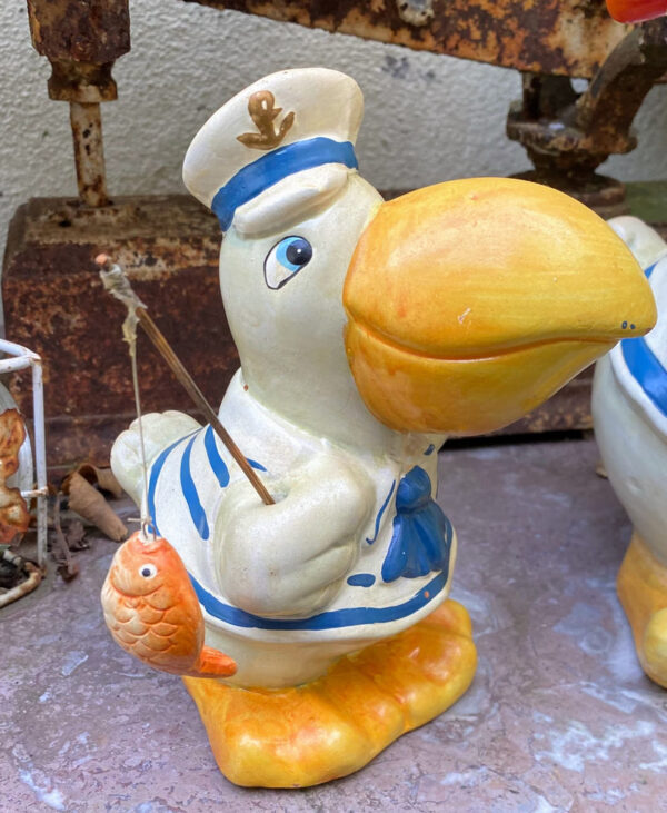 Prachtige handgeschilderde vissende pelikaanfamilie in matrozenpak – Charming hand-painted pelican family in sailor outfits – 20th C