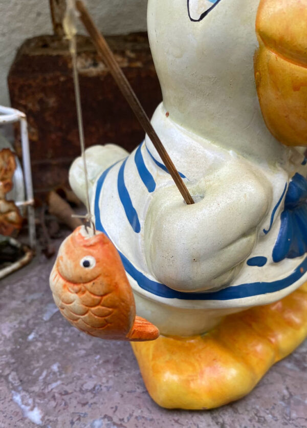 Prachtige handgeschilderde vissende pelikaanfamilie in matrozenpak – Charming hand-painted pelican family in sailor outfits – 20th C