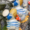 Prachtige handgeschilderde vissende pelikaanfamilie in matrozenpak – Charming hand-painted pelican family in sailor outfits – 20th C