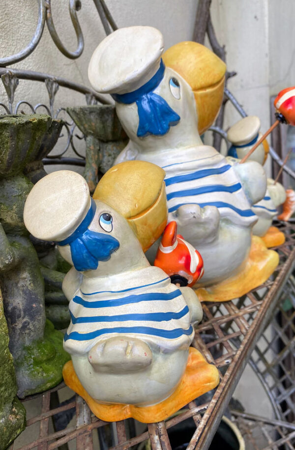 Prachtige handgeschilderde vissende pelikaanfamilie in matrozenpak – Charming hand-painted pelican family in sailor outfits – 20th C