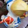 Prachtige handgeschilderde vissende pelikaanfamilie in matrozenpak – Charming hand-painted pelican family in sailor outfits – 20th C
