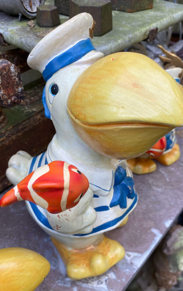 Prachtige handgeschilderde vissende pelikaanfamilie in matrozenpak – Charming hand-painted pelican family in sailor outfits – 20th C