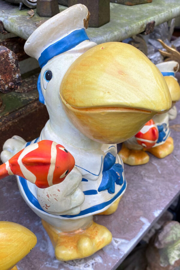 Prachtige handgeschilderde vissende pelikaanfamilie in matrozenpak – Charming hand-painted pelican family in sailor outfits – 20th C