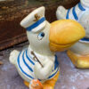 Prachtige handgeschilderde vissende pelikaanfamilie in matrozenpak – Charming hand-painted pelican family in sailor outfits – 20th C