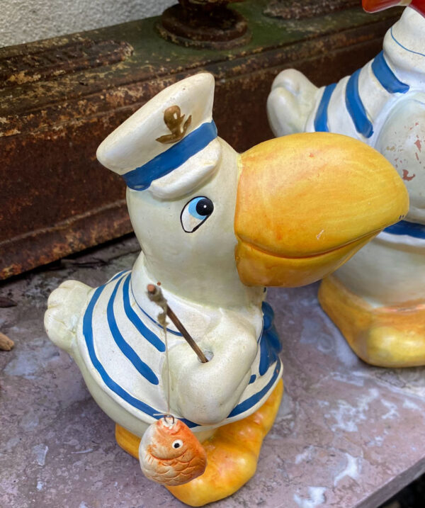 Prachtige handgeschilderde vissende pelikaanfamilie in matrozenpak – Charming hand-painted pelican family in sailor outfits – 20th C