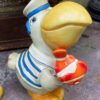 Prachtige handgeschilderde vissende pelikaanfamilie in matrozenpak – Charming hand-painted pelican family in sailor outfits – 20th C