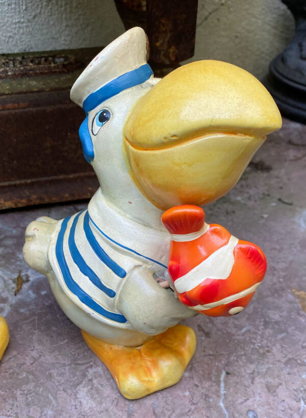 Prachtige handgeschilderde vissende pelikaanfamilie in matrozenpak – Charming hand-painted pelican family in sailor outfits – 20th C