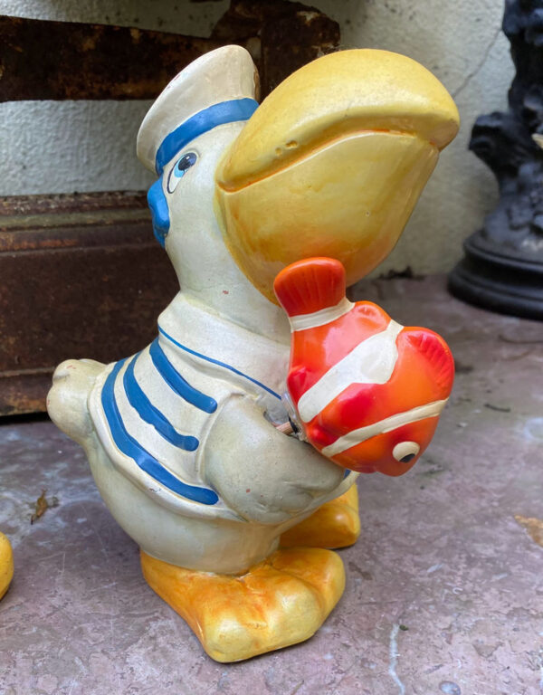Prachtige handgeschilderde vissende pelikaanfamilie in matrozenpak – Charming hand-painted pelican family in sailor outfits – 20th C