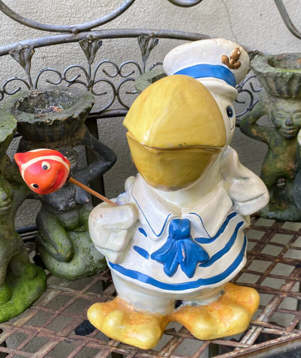 Prachtige handgeschilderde vissende pelikaanfamilie in matrozenpak – Charming hand-painted pelican family in sailor outfits – 20th C