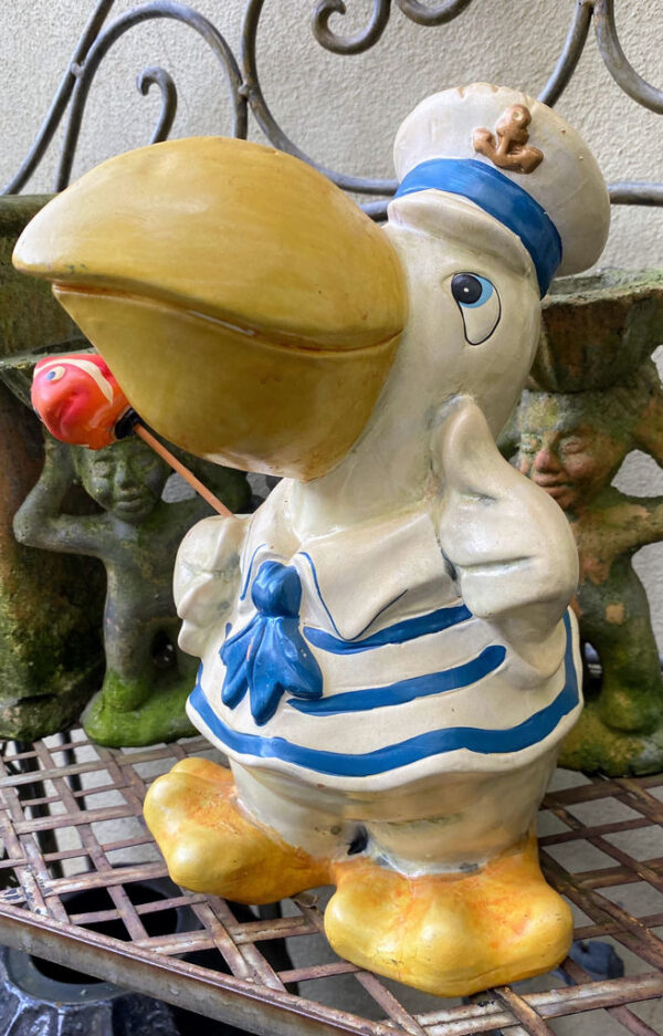 Prachtige handgeschilderde vissende pelikaanfamilie in matrozenpak – Charming hand-painted pelican family in sailor outfits – 20th C