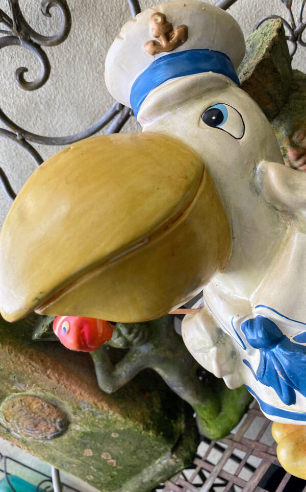 Prachtige handgeschilderde vissende pelikaanfamilie in matrozenpak – Charming hand-painted pelican family in sailor outfits – 20th C