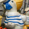 Prachtige handgeschilderde vissende pelikaanfamilie in matrozenpak – Charming hand-painted pelican family in sailor outfits – 20th C
