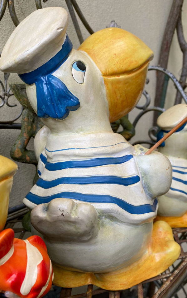 Prachtige handgeschilderde vissende pelikaanfamilie in matrozenpak – Charming hand-painted pelican family in sailor outfits – 20th C