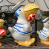 Prachtige handgeschilderde vissende pelikaanfamilie in matrozenpak – Charming hand-painted pelican family in sailor outfits – 20th C