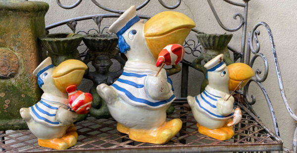 Prachtige handgeschilderde vissende pelikaanfamilie in matrozenpak – Charming hand-painted pelican family in sailor outfits – 20th C