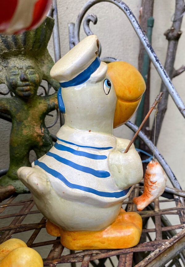 Prachtige handgeschilderde vissende pelikaanfamilie in matrozenpak – Charming hand-painted pelican family in sailor outfits – 20th C