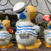 Prachtige handgeschilderde vissende pelikaanfamilie in matrozenpak – Charming hand-painted pelican family in sailor outfits – 20th C