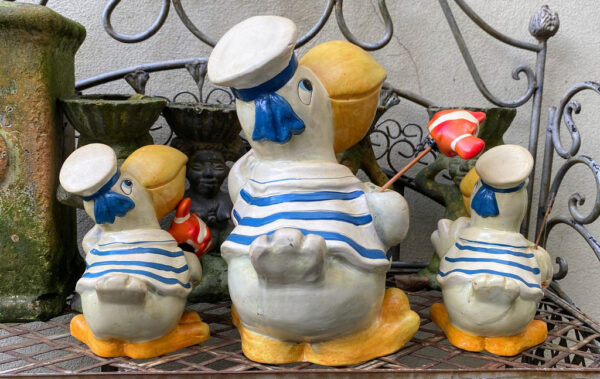Prachtige handgeschilderde vissende pelikaanfamilie in matrozenpak – Charming hand-painted pelican family in sailor outfits – 20th C