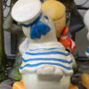 Prachtige handgeschilderde vissende pelikaanfamilie in matrozenpak – Charming hand-painted pelican family in sailor outfits – 20th C