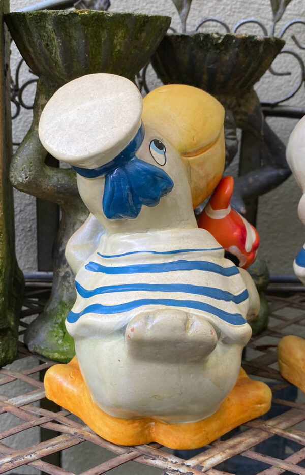 Prachtige handgeschilderde vissende pelikaanfamilie in matrozenpak – Charming hand-painted pelican family in sailor outfits – 20th C