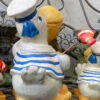 Prachtige handgeschilderde vissende pelikaanfamilie in matrozenpak – Charming hand-painted pelican family in sailor outfits – 20th C